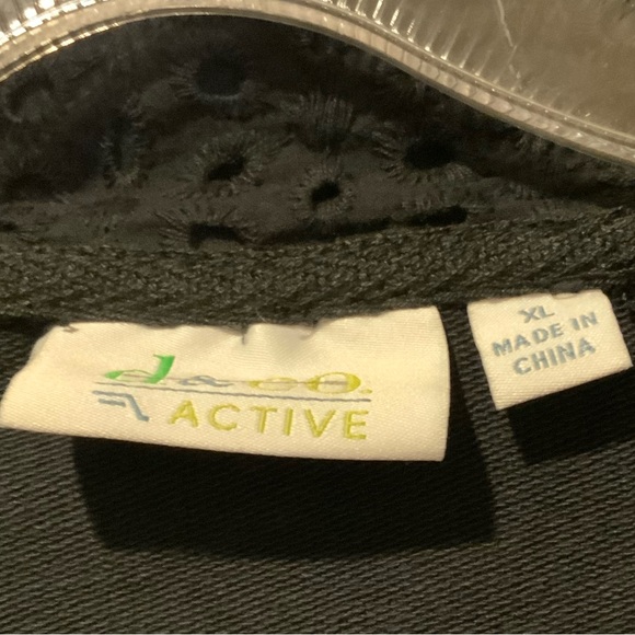 d & co active 2 piece set.  Eye-lit details on top and capri pockets. - Picture 2 of 12